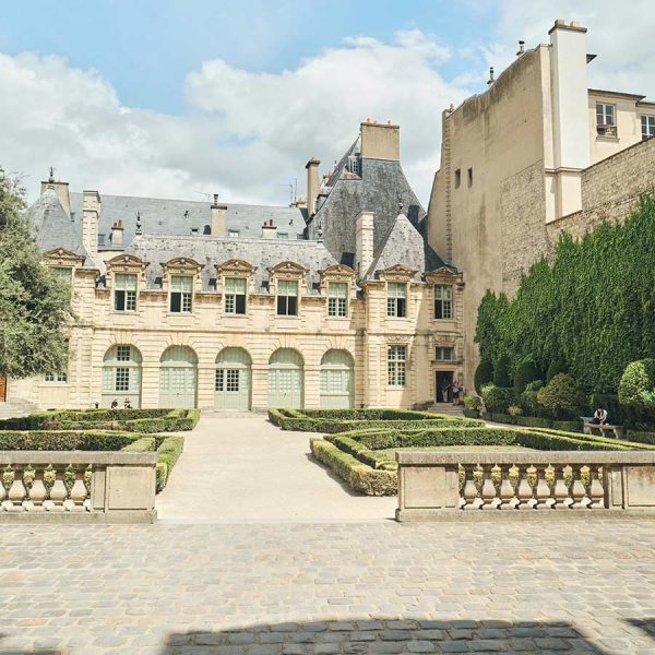 Jardines renacentistas museos gratis de París Le Marais