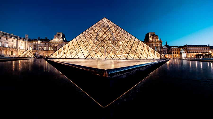 Qué hacer en París de Noche : Pirámides iluminadas y Arco del Triunfo Petit.