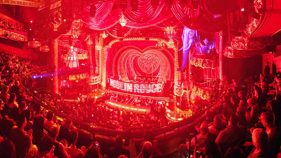 Espectáculo del Moulin Rouge por dentro.