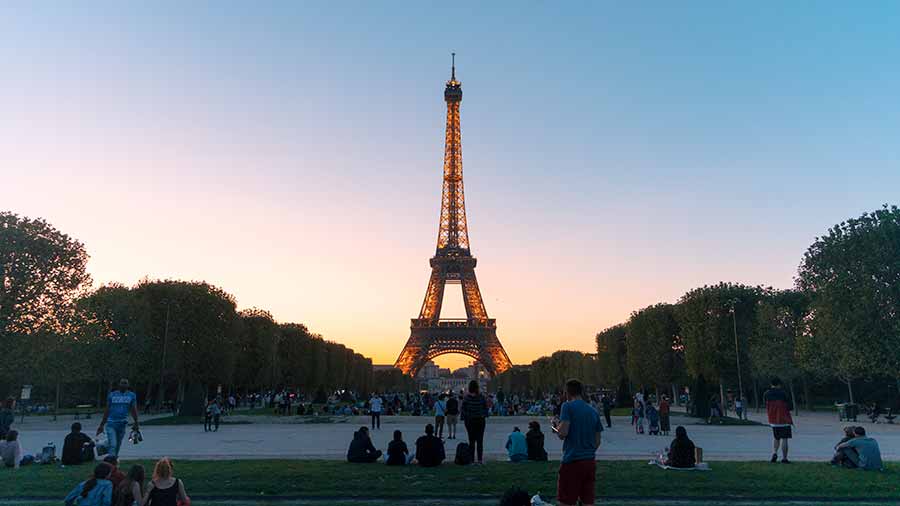 Qué hacer de Noche en París: pic nic en la Torre Eiffel