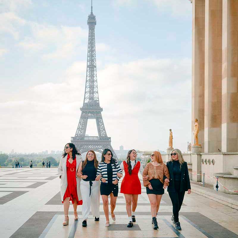 Sesión de fotos en París grupo de mujeres amigas.