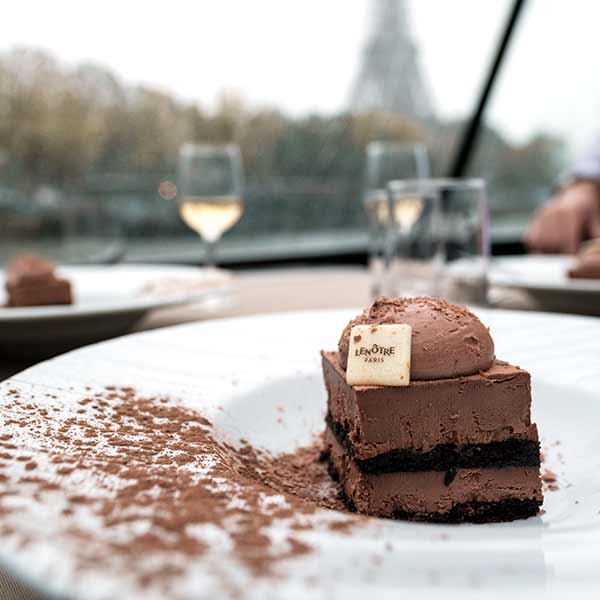 Comer con vista a la Torer Eiffel