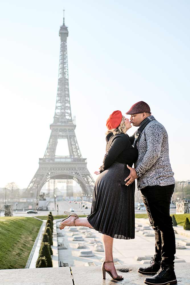 Fotografías en pareja Torre Eiffel de París con loca suelta en París y su fotógrafo profesional.