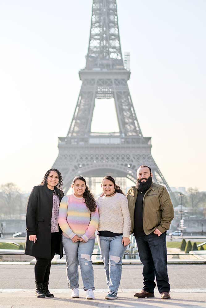 Fotos en París. Sesiones familiares frente a la Torre Eiffel.