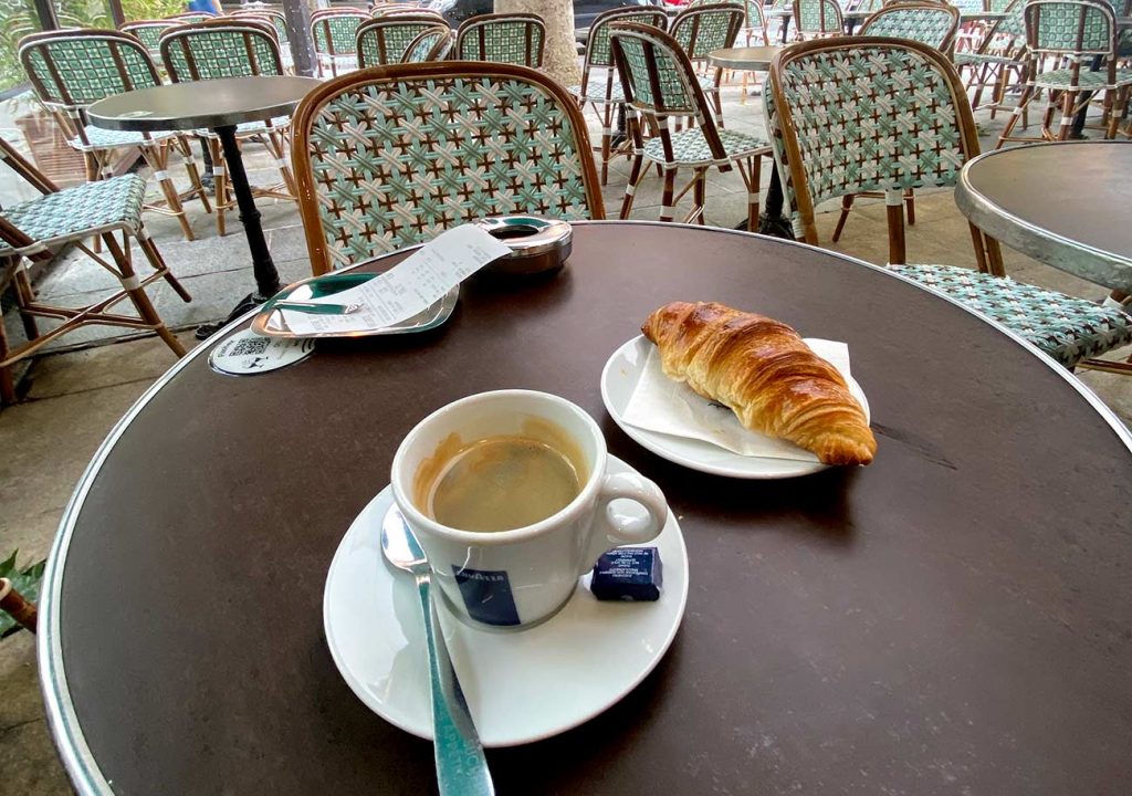 Cómo pedir el cafecito en París. Tips para ir a comer afuera en París.