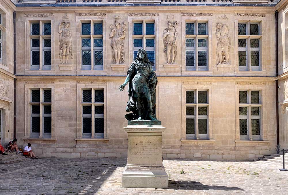 La escultura de Louis 14 al ingresar al museo del carnavalet. Museos gratis de París museo de la historia de París.
