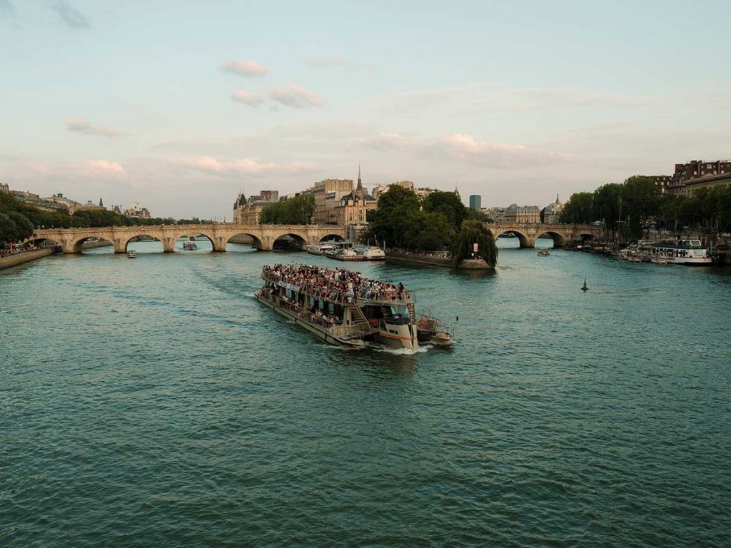 Paseo en Barco por el río Sena de París
