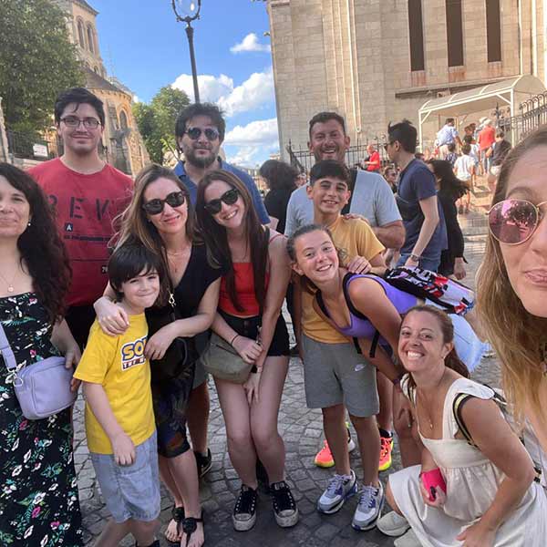 Tours en París, clientes felices turistas felices.