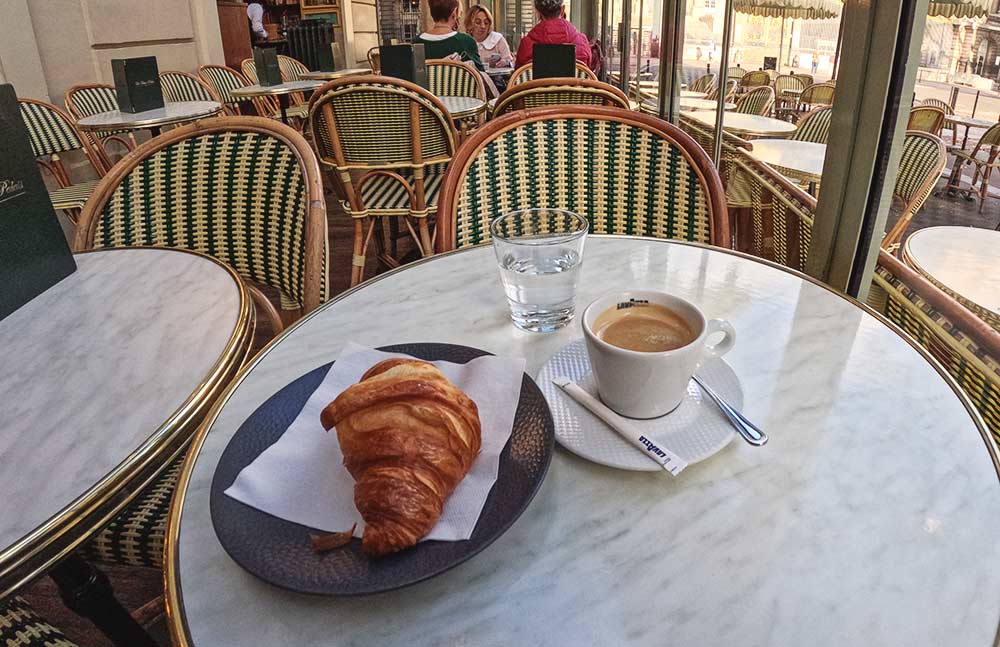 El café con croissant oscila entre los 4 y 5€ dependiendo del lugar