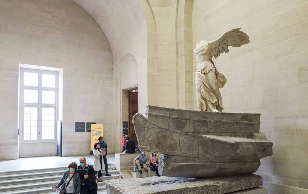 La Victoria de Samotracia, una de nuestras obras favoritas en la visita guiada del Louvre en París. Qué conocer en París.