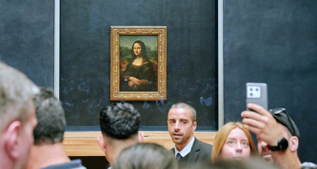 Museos Top de París: El Louvre con su galáctica, la Mona Lisa.