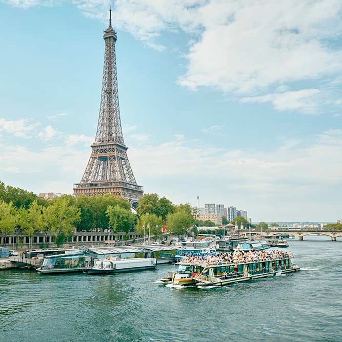 Tour paseo en barco en el río Sena de París.