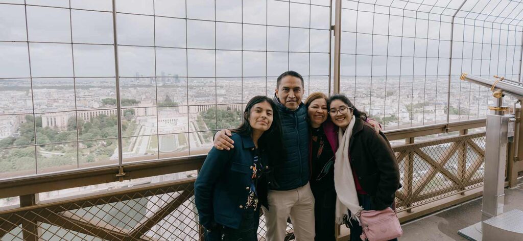 Tour Paris subida Torre Eiffel en español hasta última piso cima.