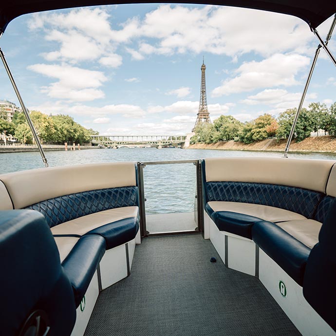 Barco privado en el río Sena de París con vistas a la Torre Eiffel.