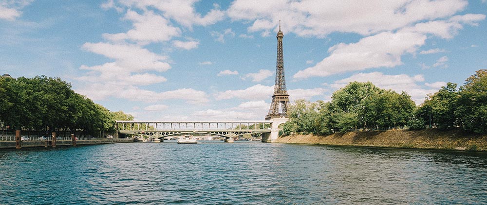 Barco privado en el río Sena de París con vistas a la Torre Eiffel.