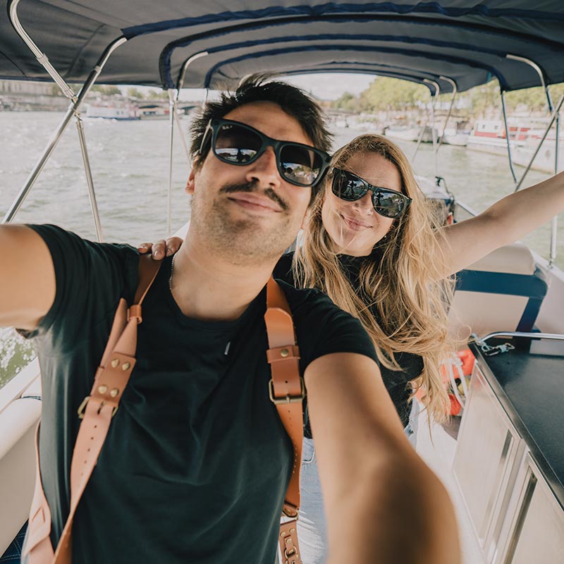 Los mejores tours en París en español. Barco privado en el río Sena de París con vistas a la Torre Eiffel.